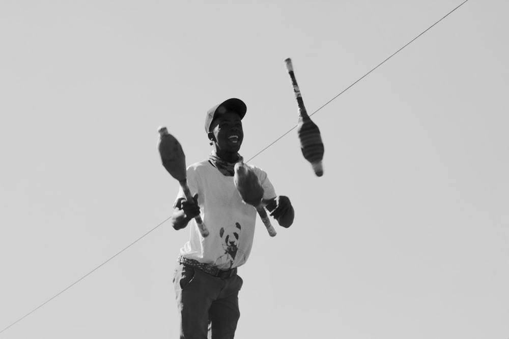 une photo en noir et blanc d’un homme tenant une batte de baseball