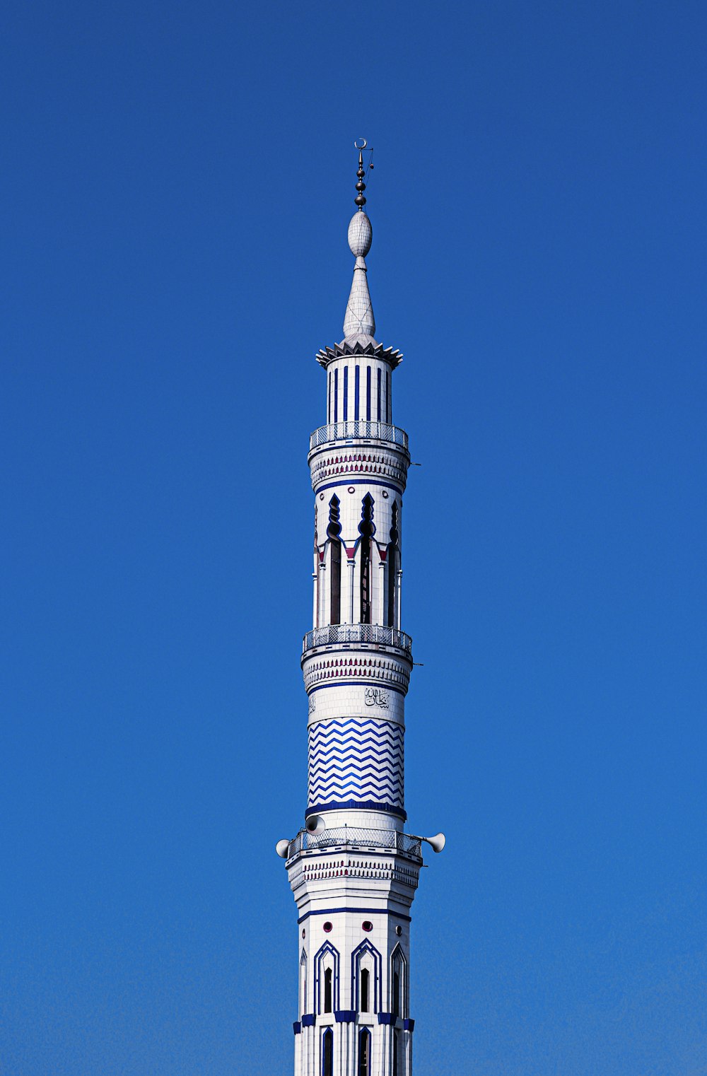 un'alta torre bianca con un orologio sul lato