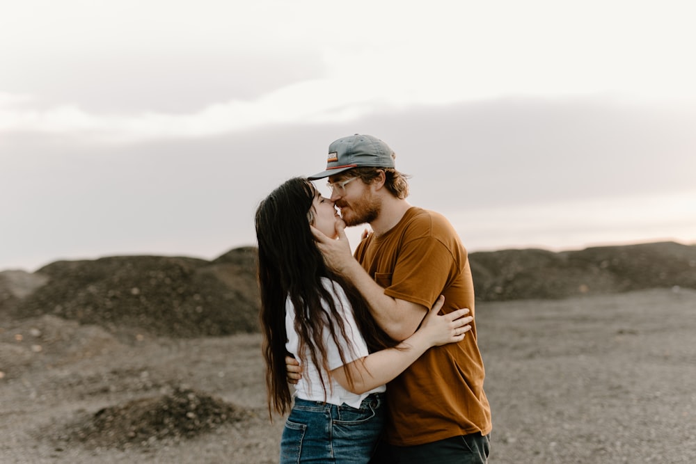 Un hombre y una mujer besándose en el desierto