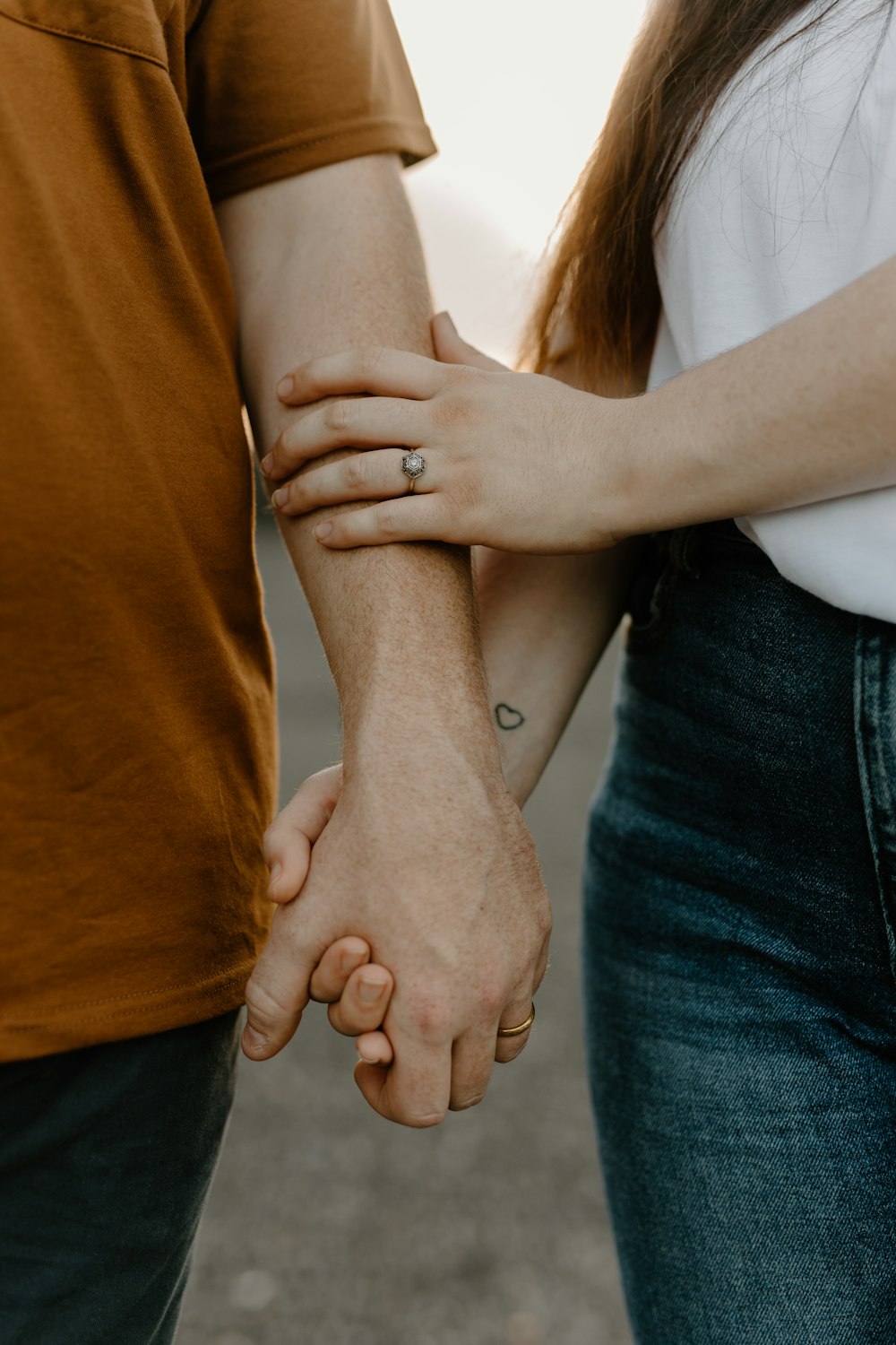 Un couple se tenant la main tout en se tenant l'un à côté de l'autre photo  – Photo Main dans la main Gratuite sur Unsplash