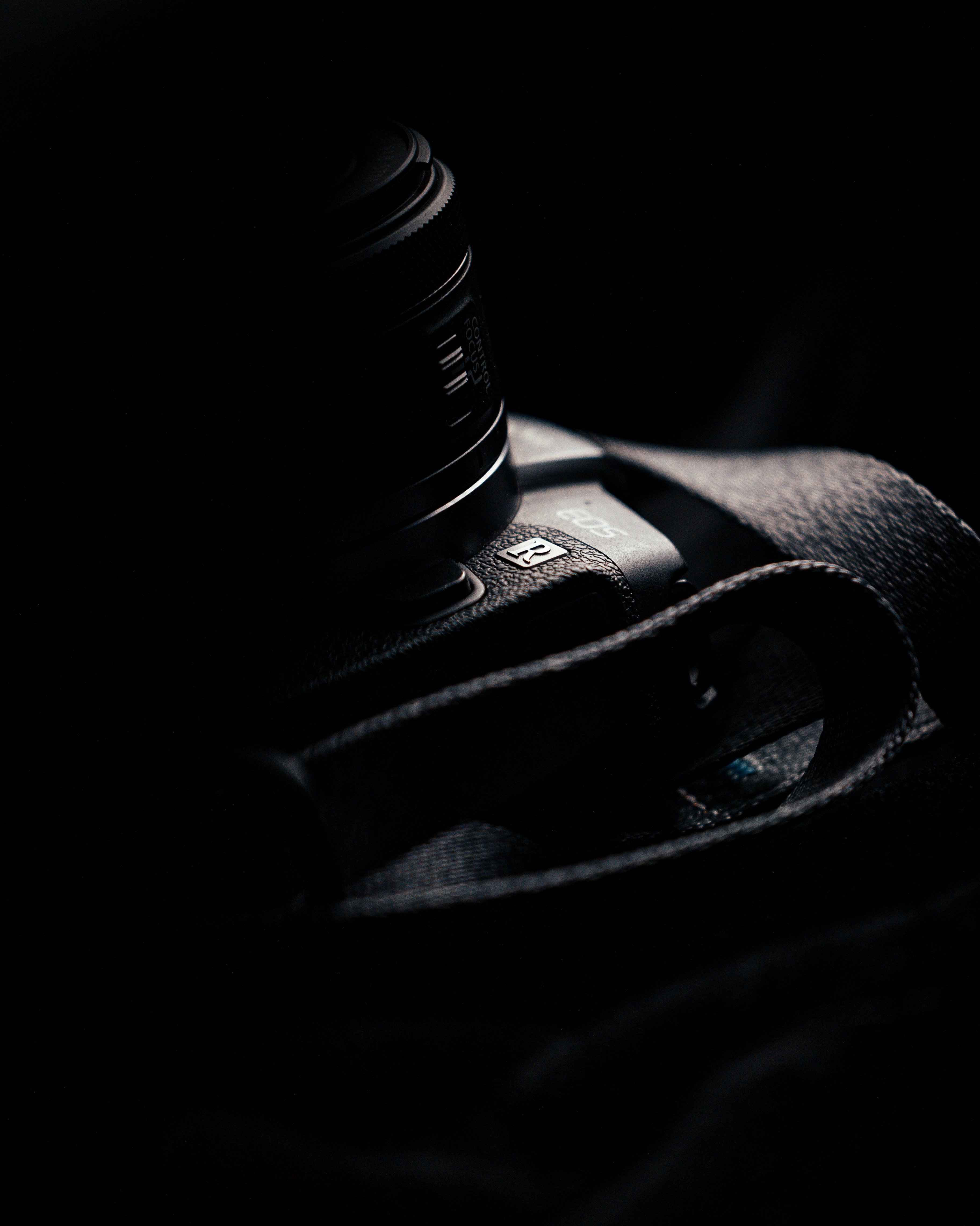 a camera sitting on top of a black bag