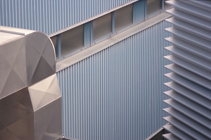 Fassade mit technischen Öffnungen
