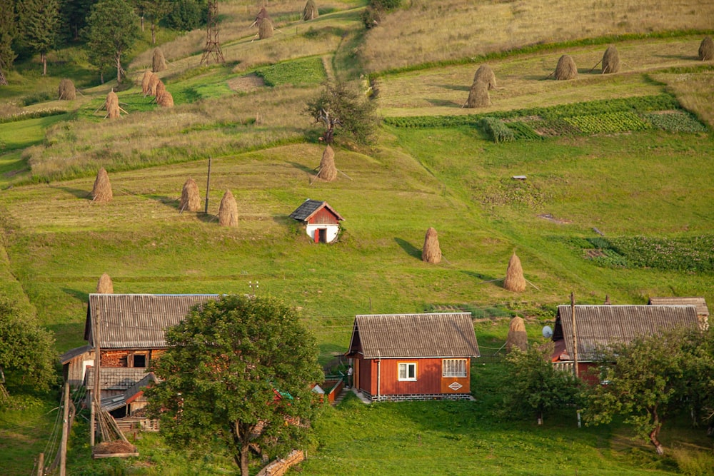 Una vista aérea de una granja con una pequeña cabaña