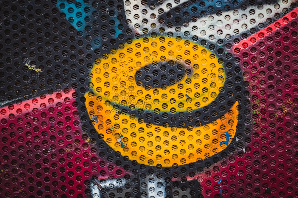um close up de um rosto sorridente em uma parede