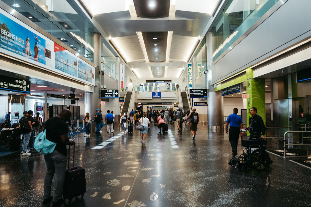 Voyageurs marchant dans un terminal d’aéroport