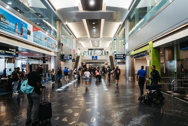 Casal com malas de viagem aguardando no terminal por voo atrasado