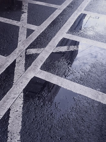 Finished pavement gleaming after rain, highlighting the quality of finix dambar materials.