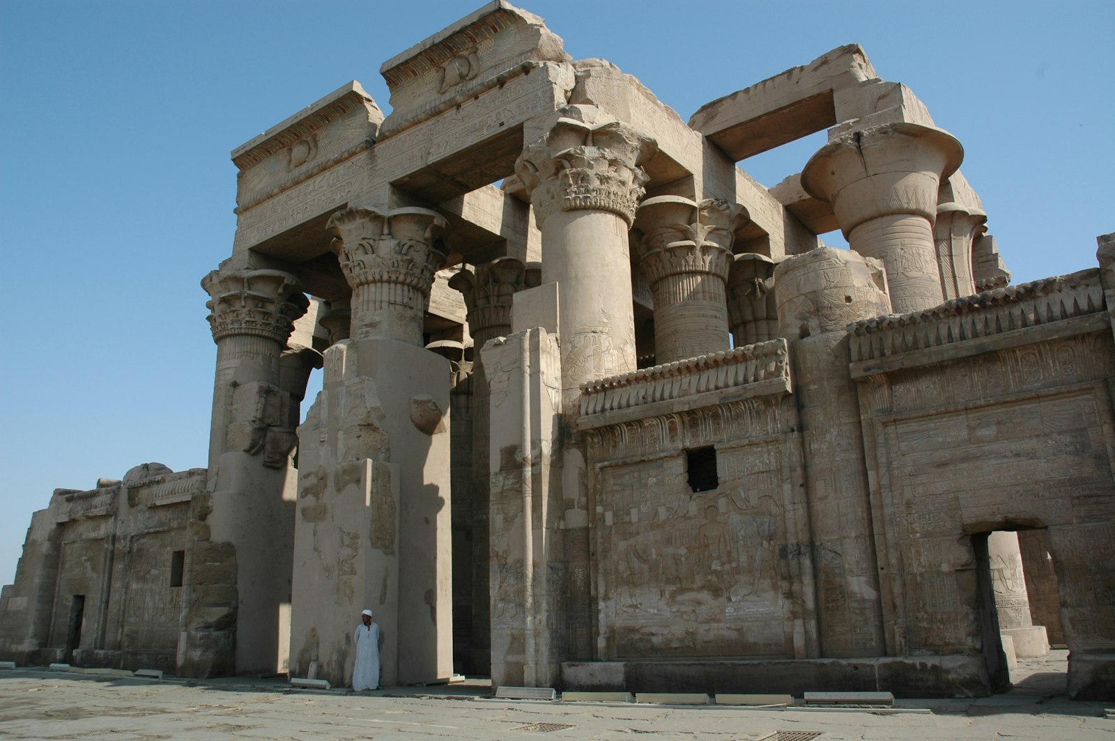 Il Tempio di Kom Ombo illuminato al tramonto sulle rive del Nilo