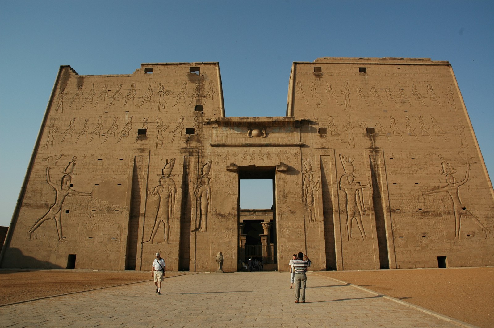 Le tombe rupestri di Beni Hassan scavate nella falesia calcarea del Medio Egitto