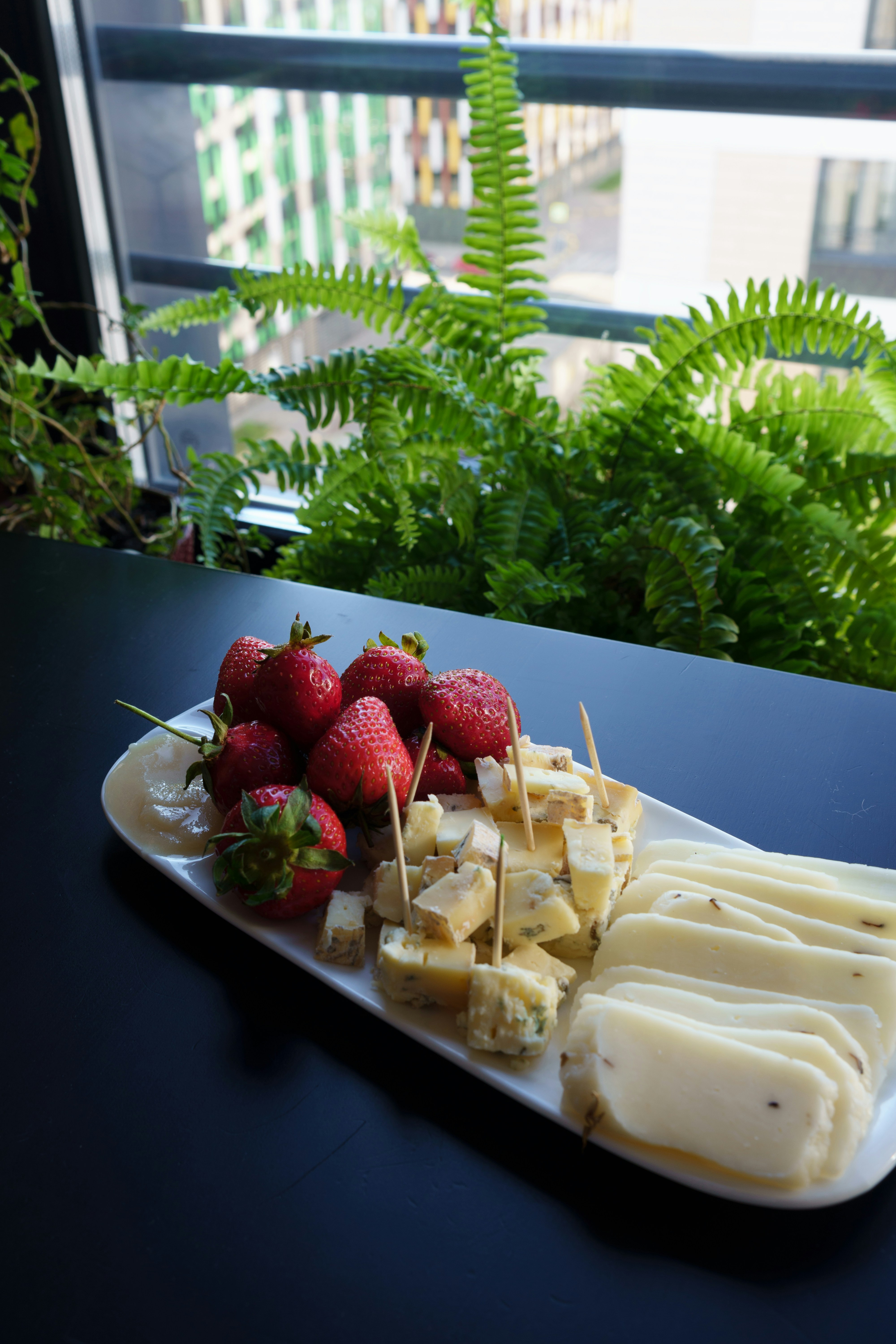 Cubos de queso con frutillas en palitos
