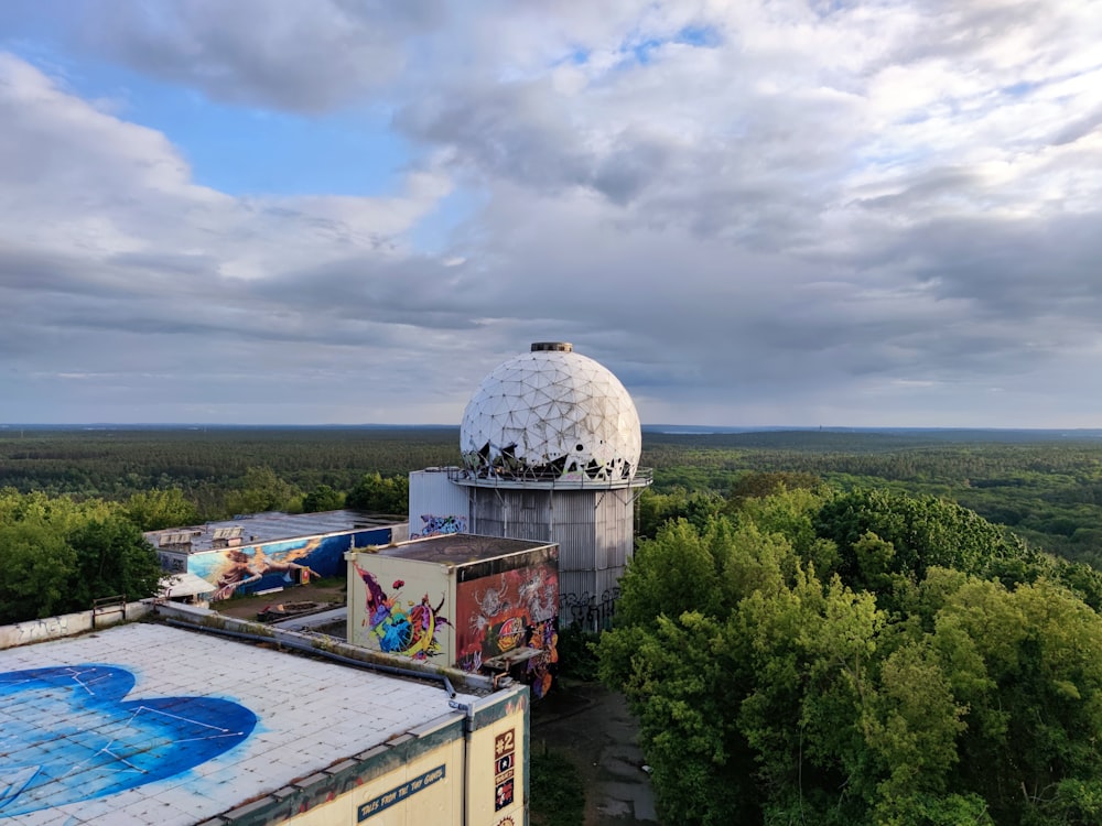 Una gran cúpula blanca en la parte superior de un edificio