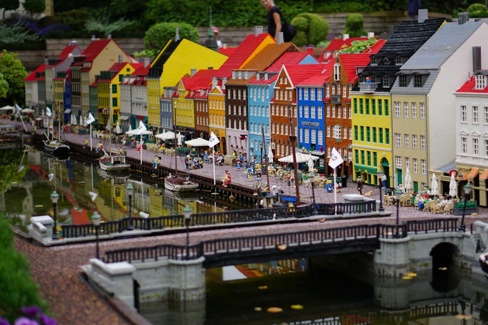 Un modèle de ville avec un pont sur une rivière