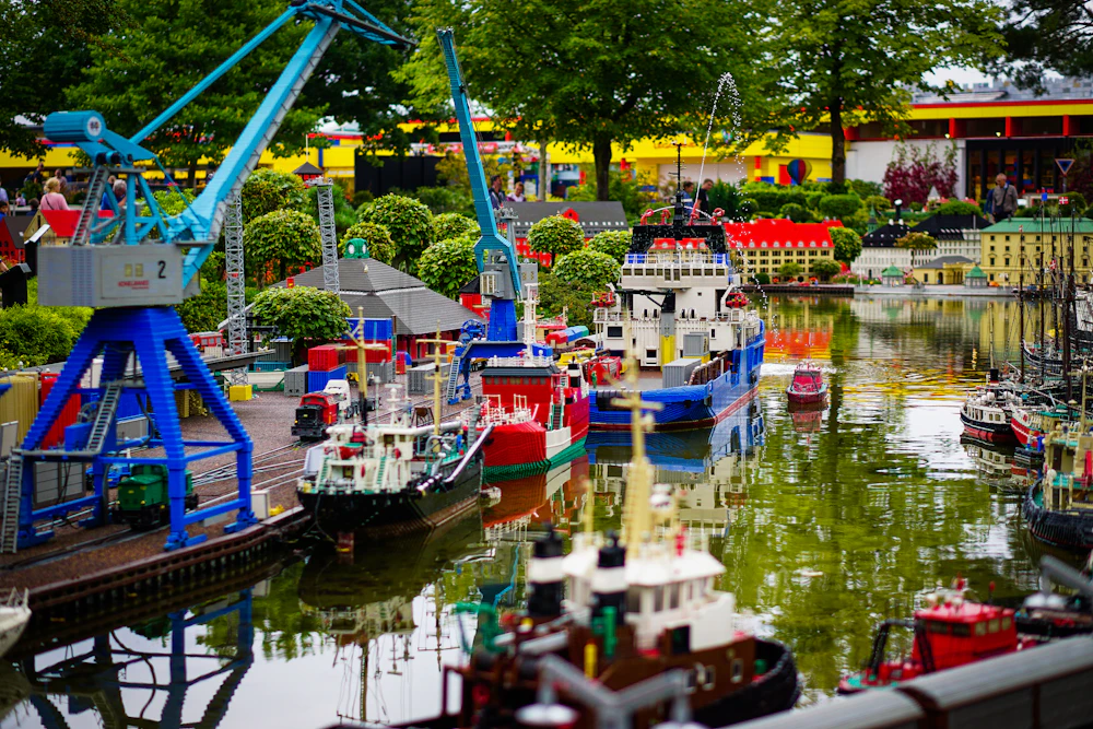Miniaturowy port ze statkami i dźwigami z klocków LEGO w Legolandzie w Billund