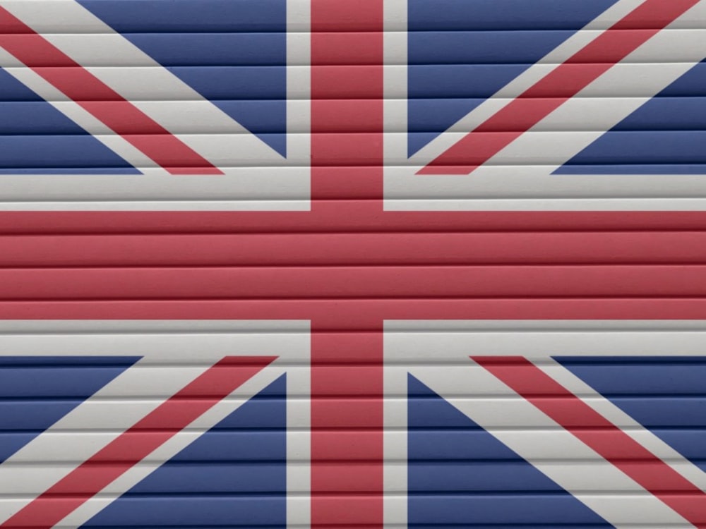 La bandera británica está pintada en la puerta de un garaje