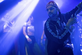 un homme qui danse dans un événement