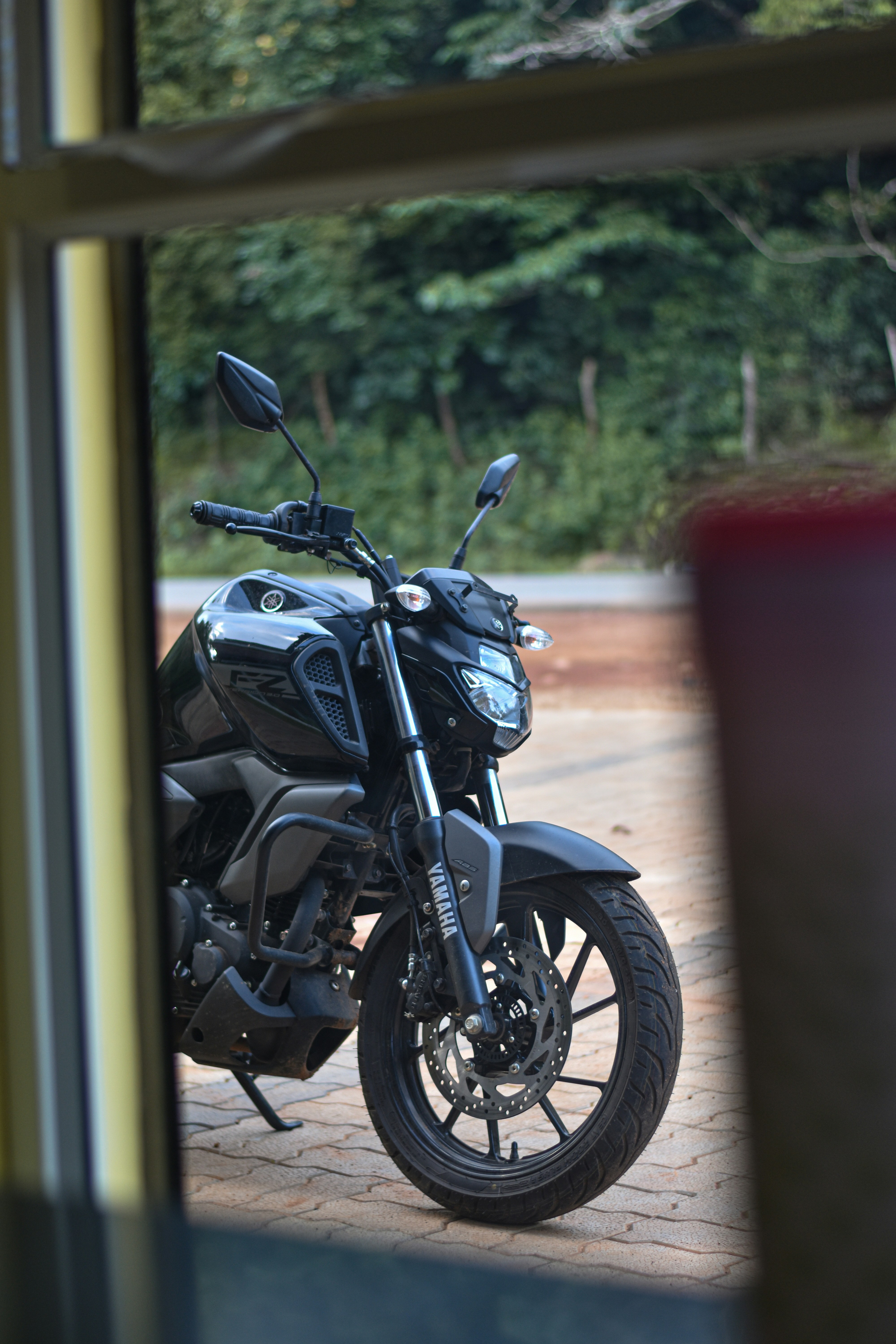 una moto parcheggiata davanti a una finestra