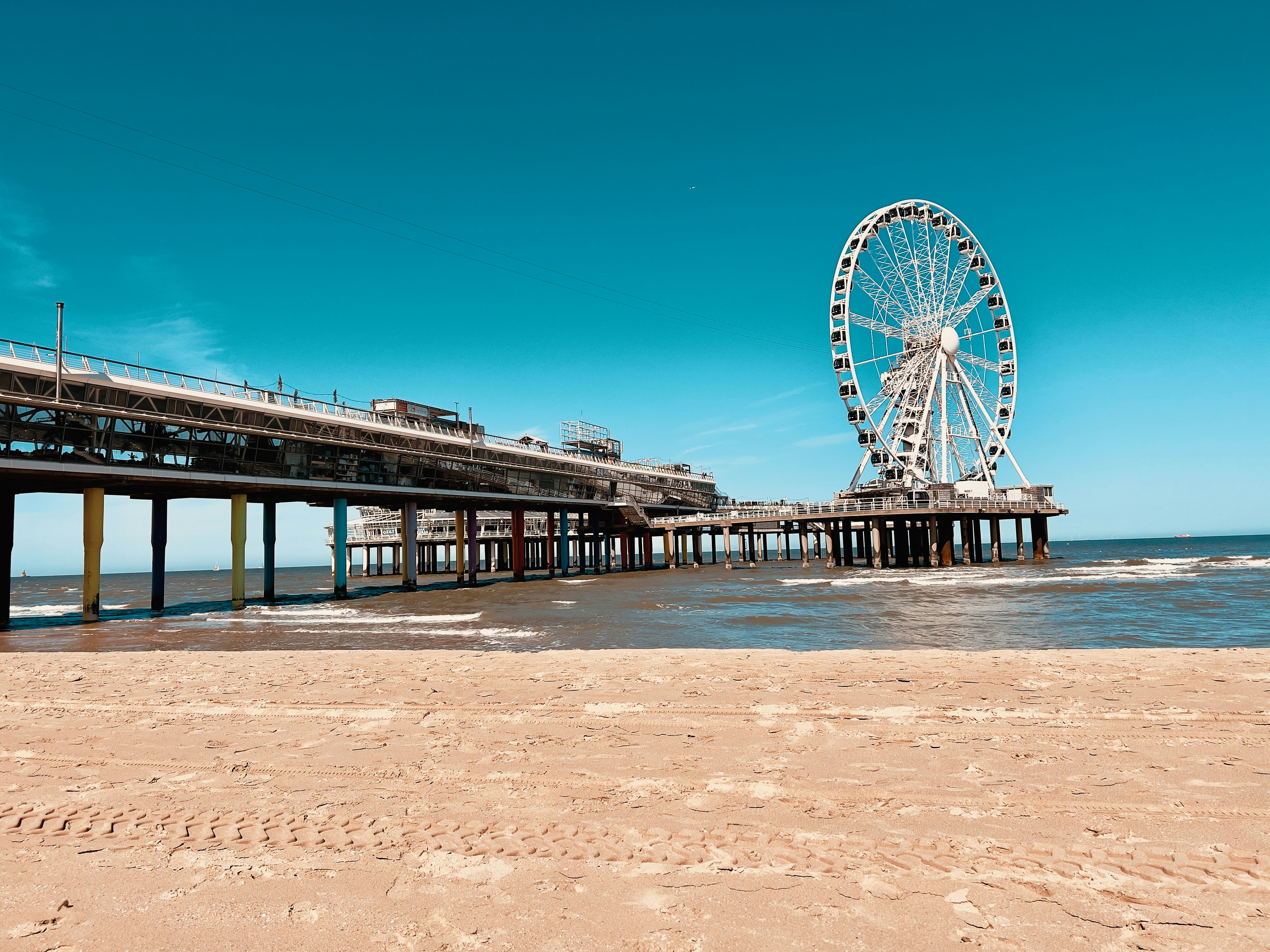 Ein Riesenrad auf einem Sandstrand