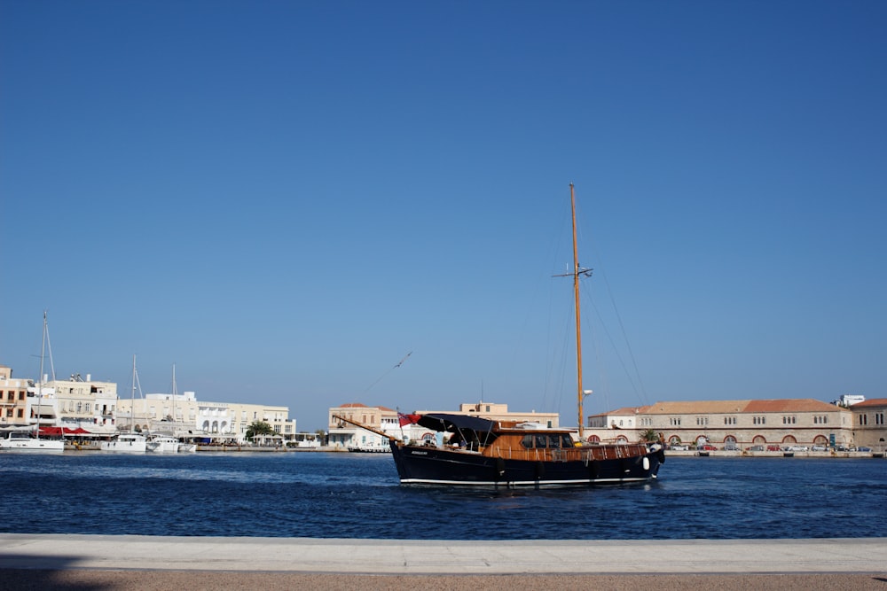 un bateau flottant au-dessus d’un plan d’eau