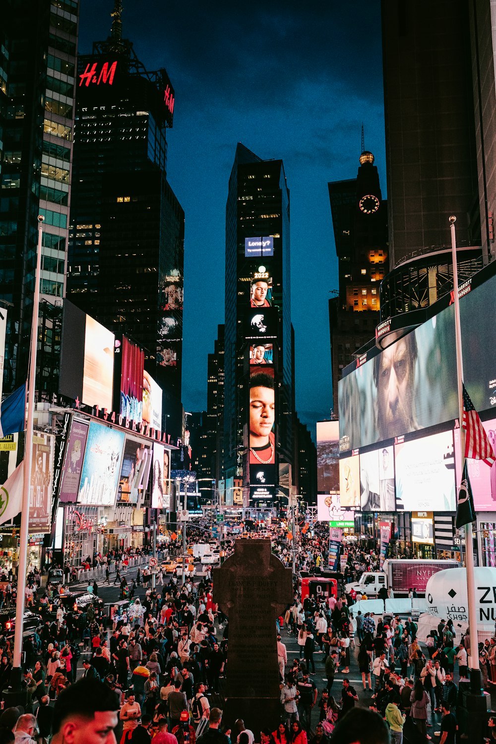 Una grande folla di persone in una città di notte