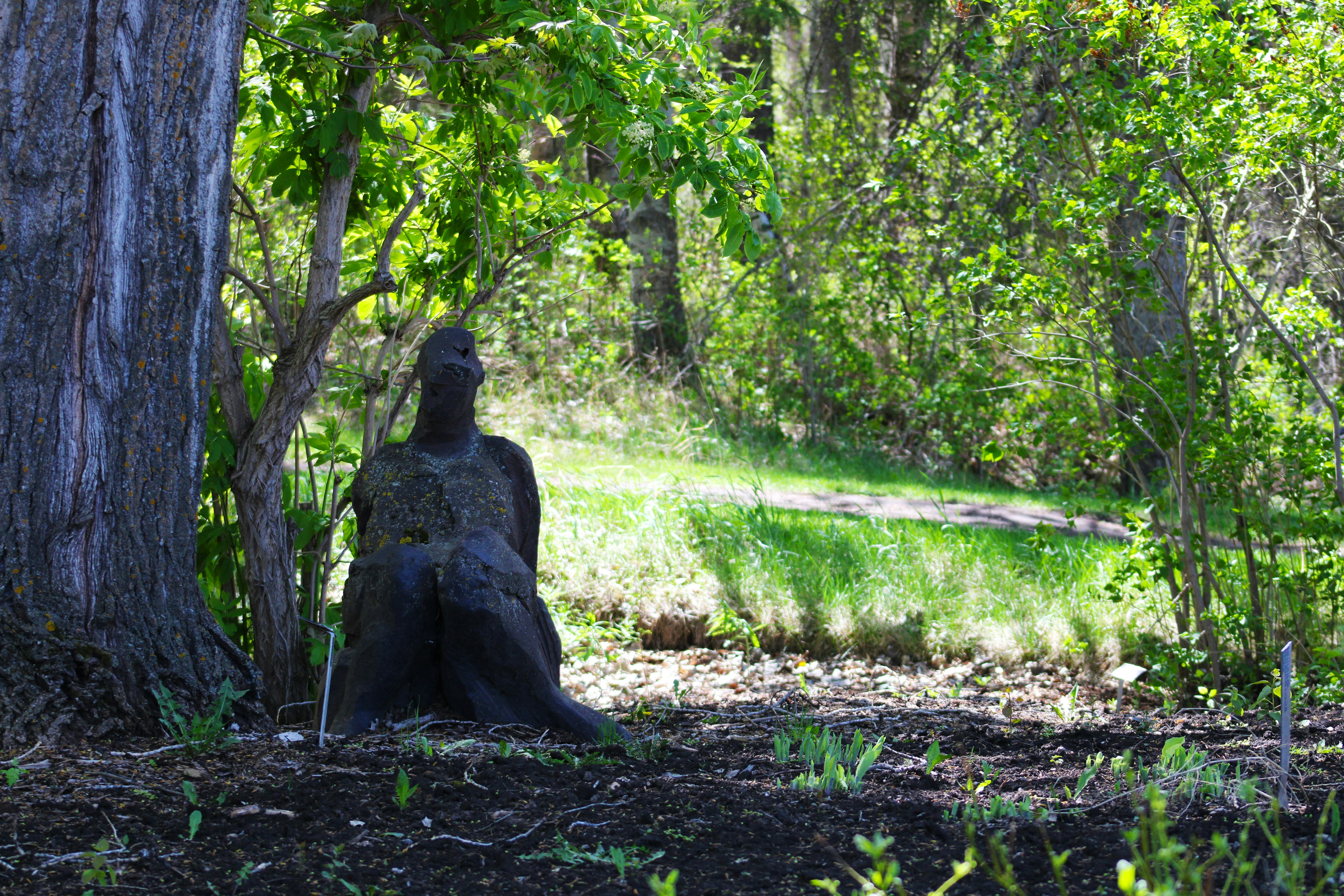 Eine Statue mitten im Wald
