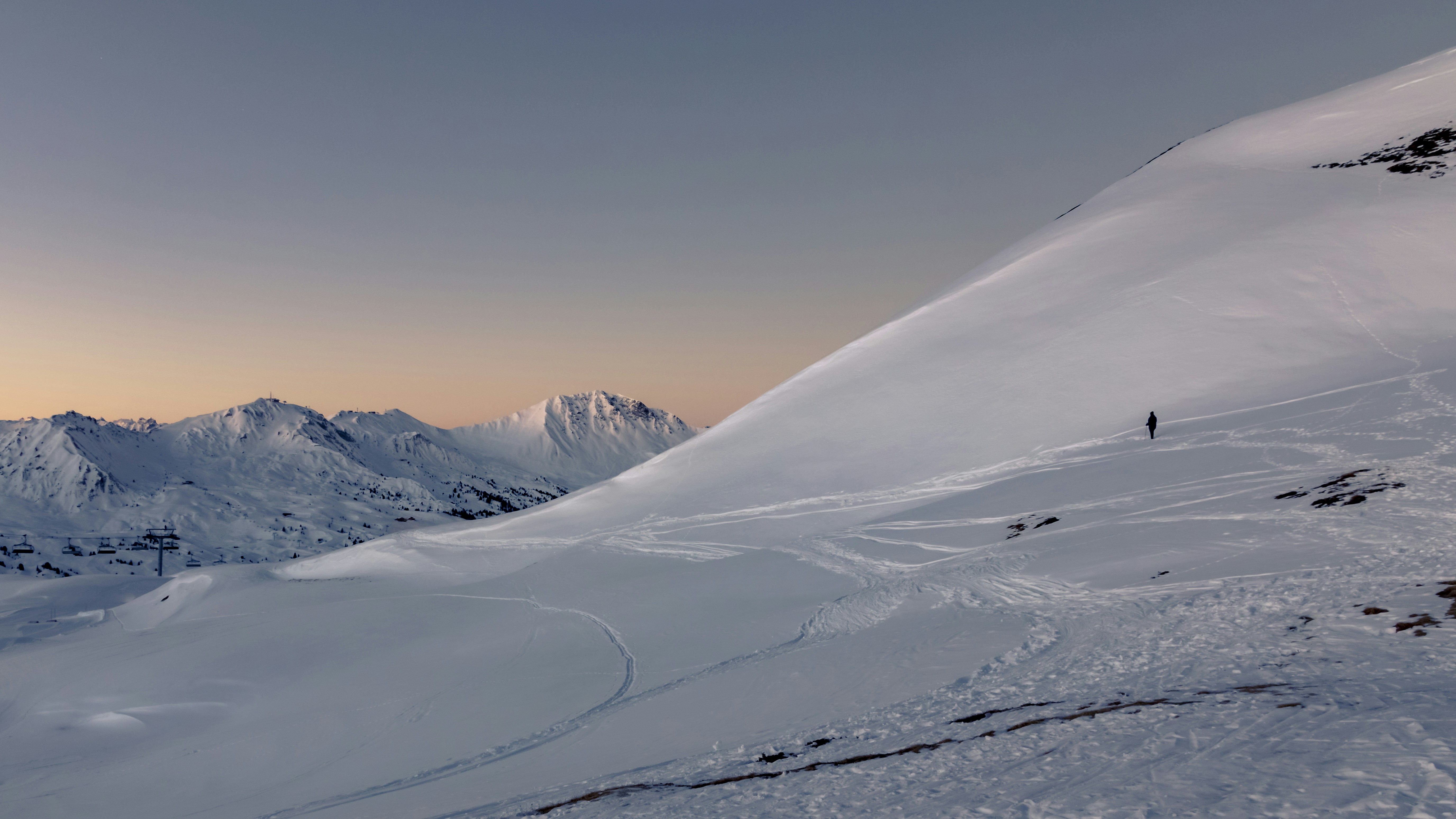 Eine Person, die auf einem schneebedeckten Berg steht