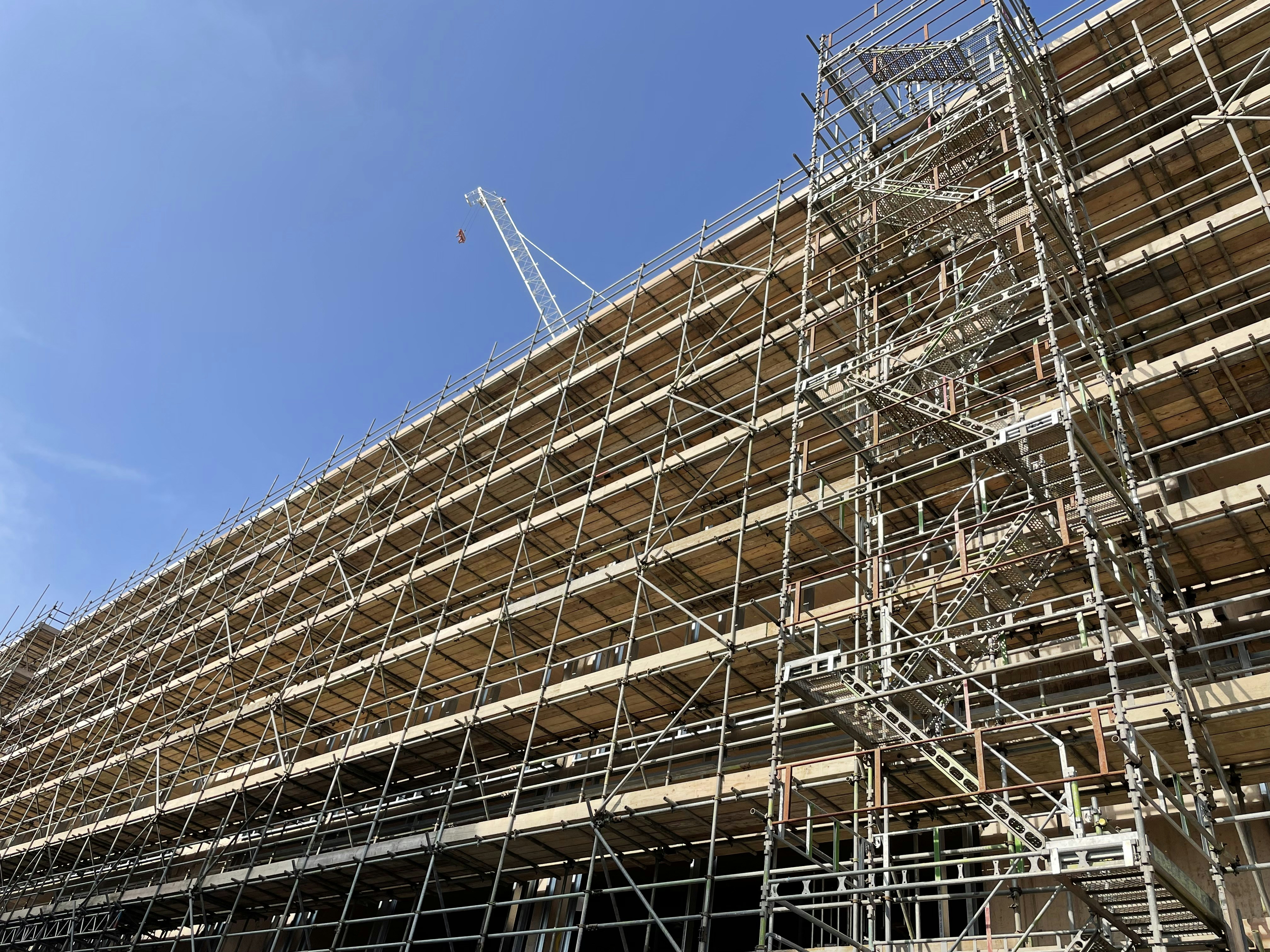 um edifício muito alto com muitos andaimes sobre ele