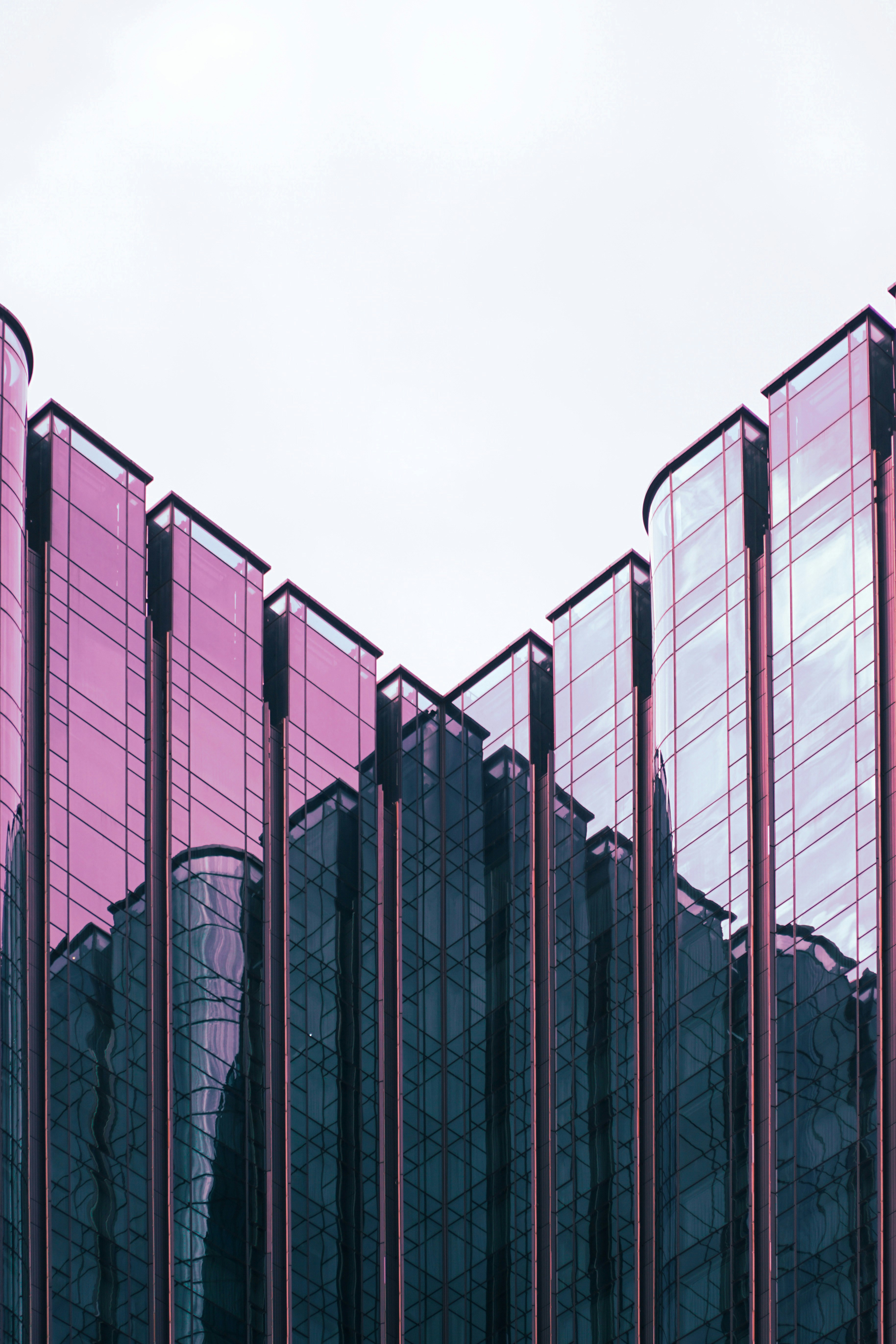 Un bâtiment rose et noir avec un ciel en arrière-plan