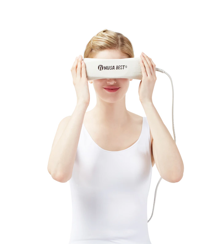 Femme portant un masseur oculaire connecté sur les yeux