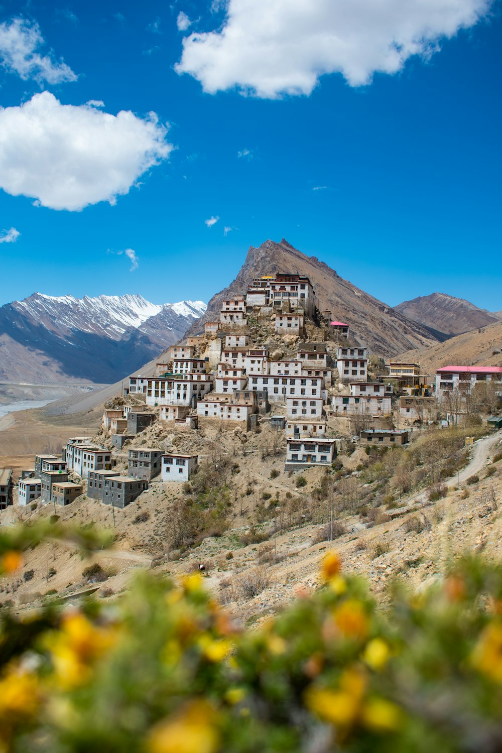 Un edificio muy alto sentado en la cima de una colina