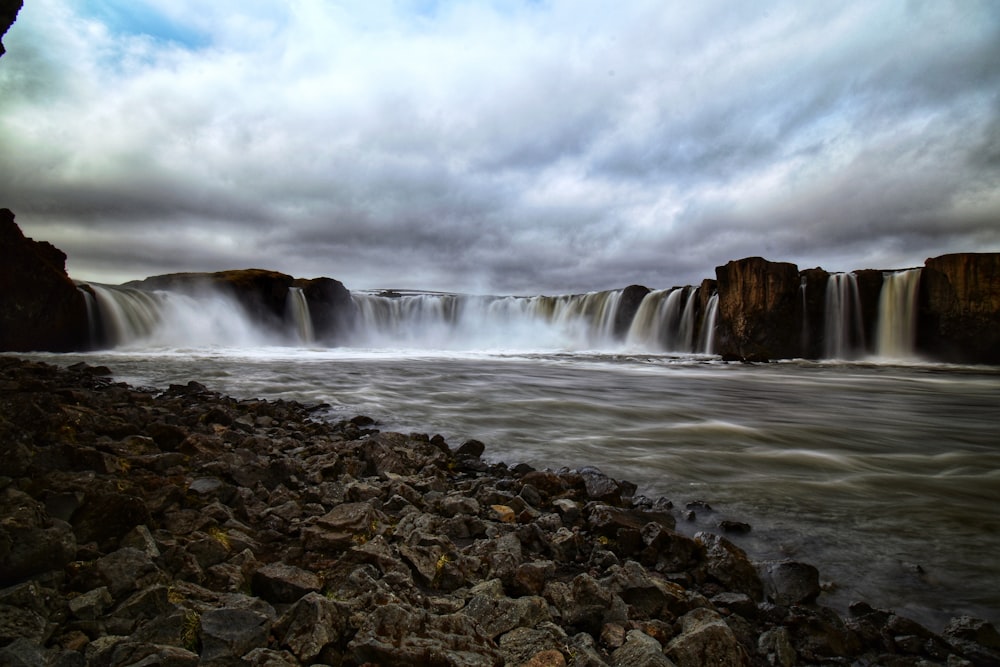 una grande cascata con un mucchio d'acqua che esce da essa