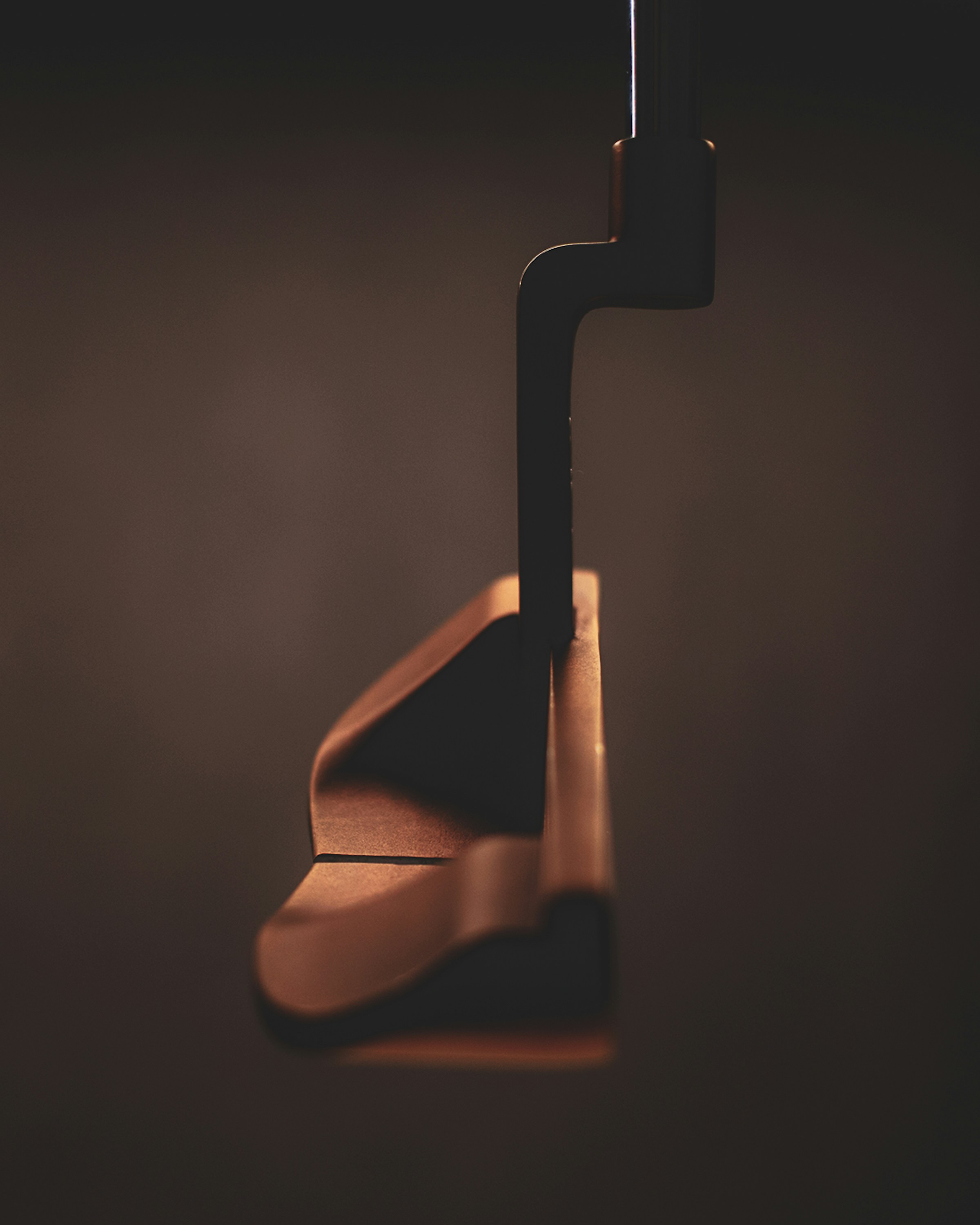 Pessoa ajustando estratégia de acordo com gráficos e relatórios em uma mesa de madeira.