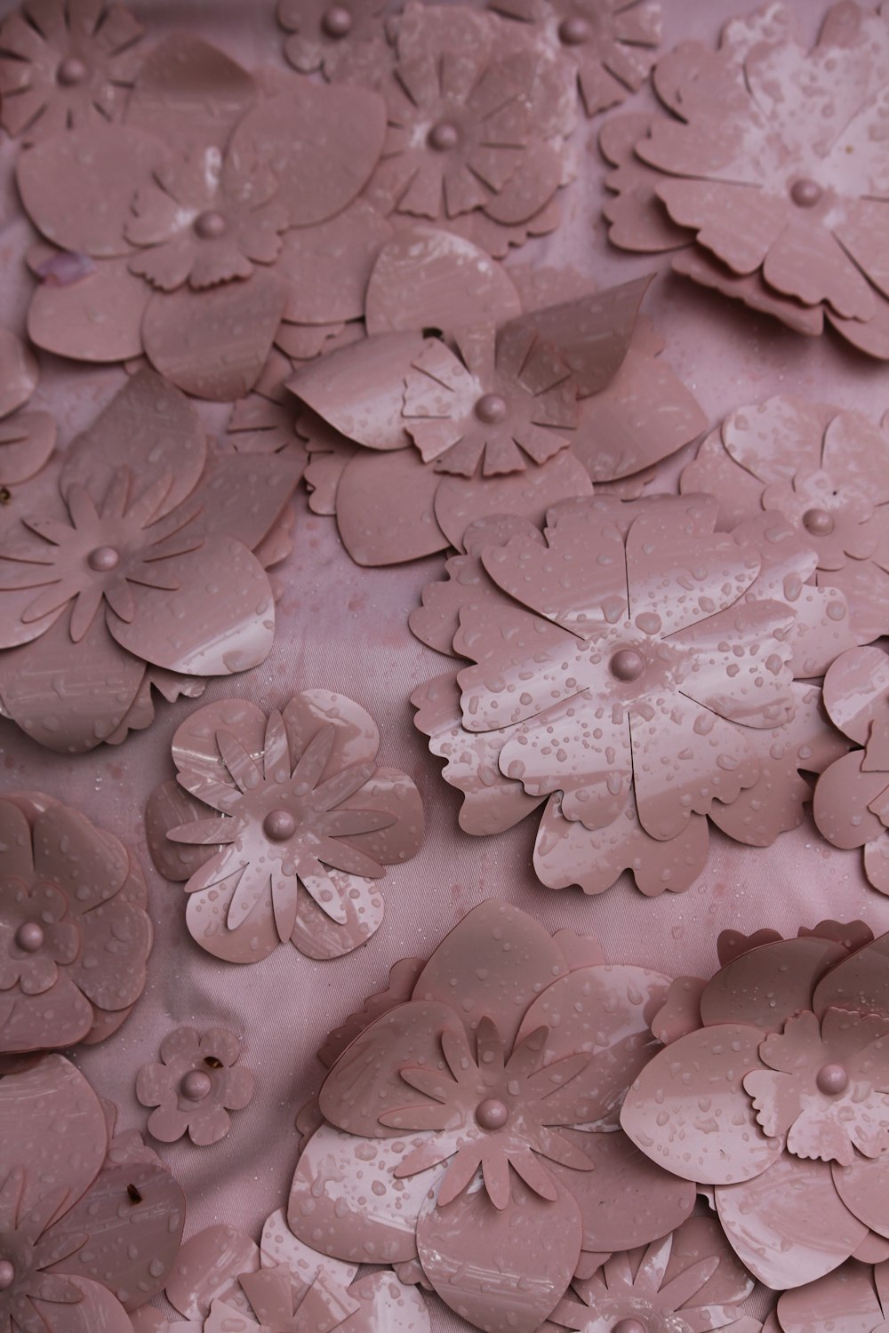 a table topped with lots of pink flowers