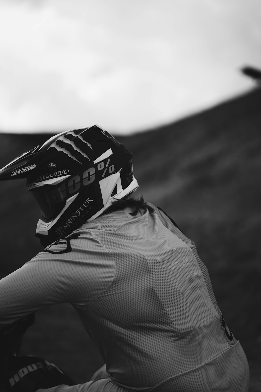 una foto in bianco e nero di una persona che indossa un casco