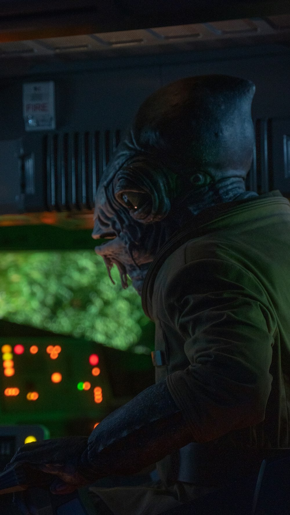 Un uomo in una stazione spaziale che guarda lo schermo di un computer