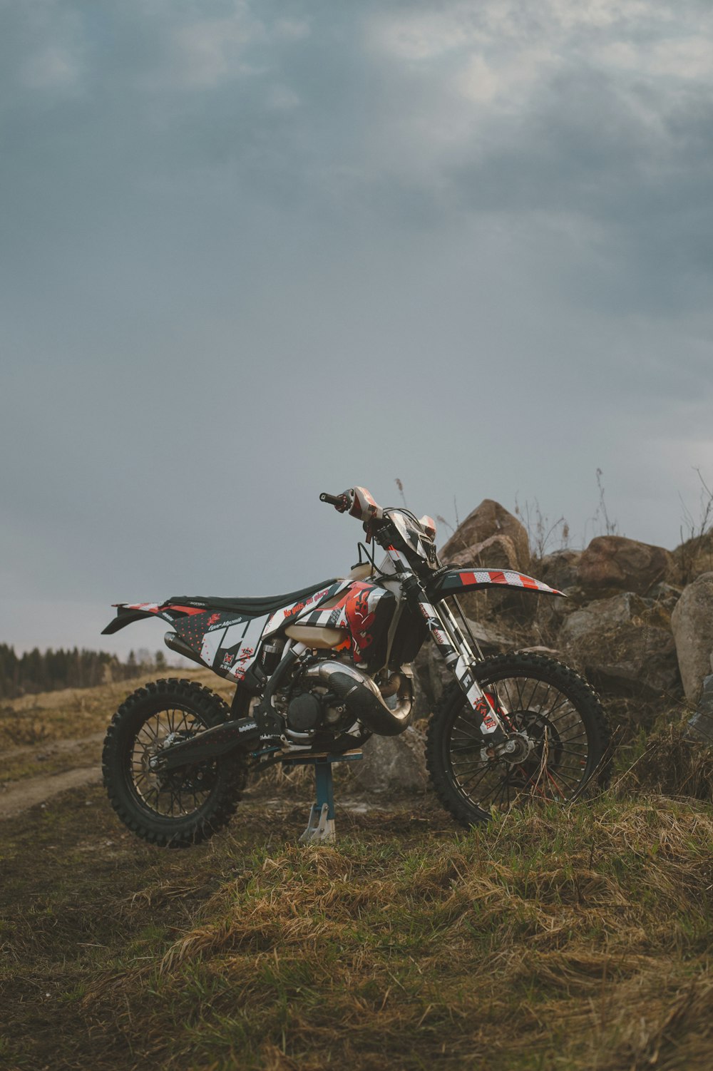 une moto hors route garée au-dessus d’un champ couvert d’herbe