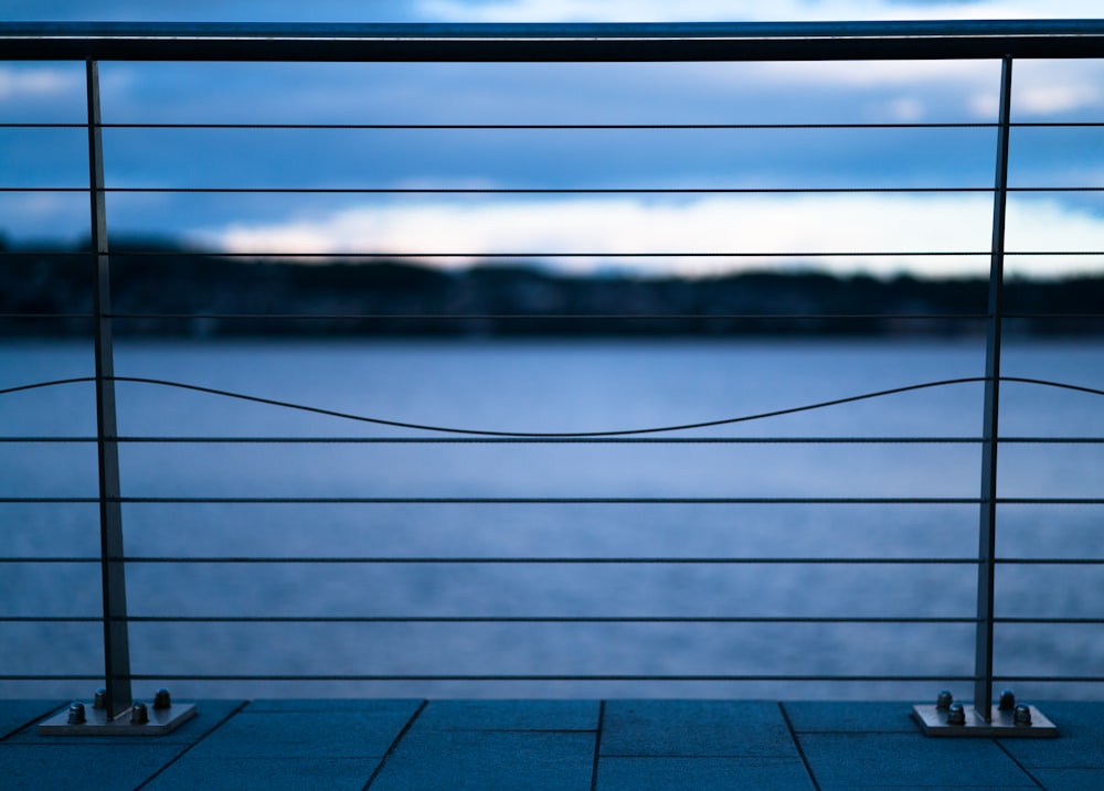 une vue d’un plan d’eau depuis un balcon