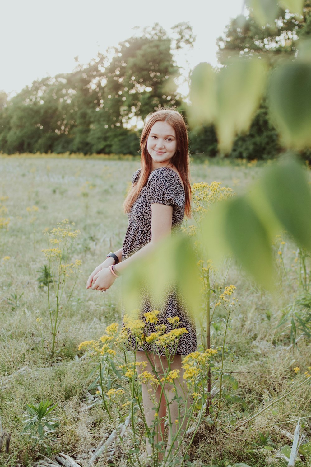 uma mulher em pé em um campo de flores