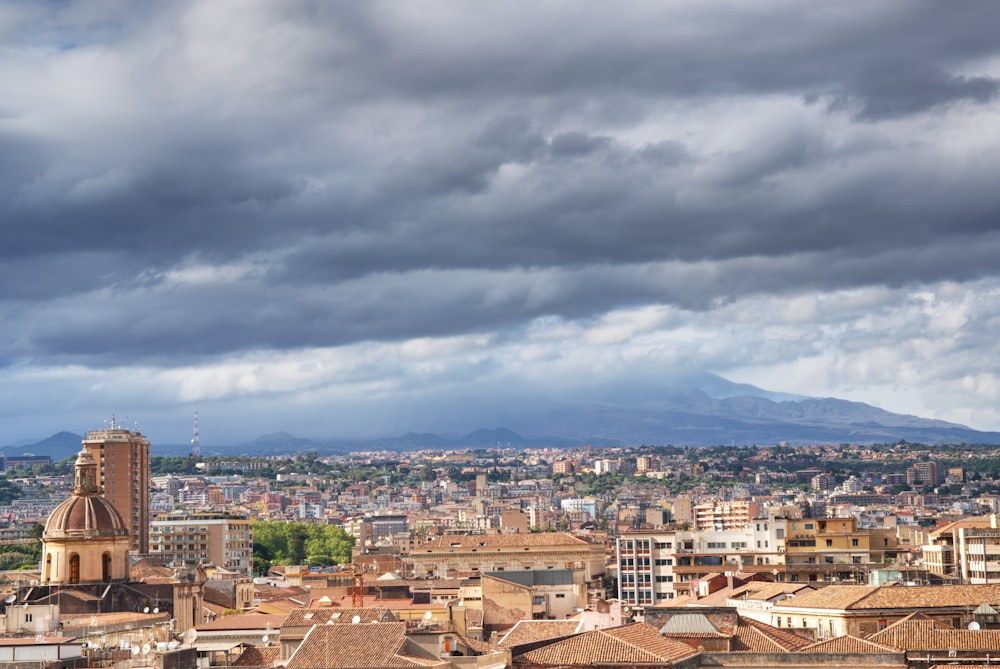 Una vista de una ciudad con montañas al fondo