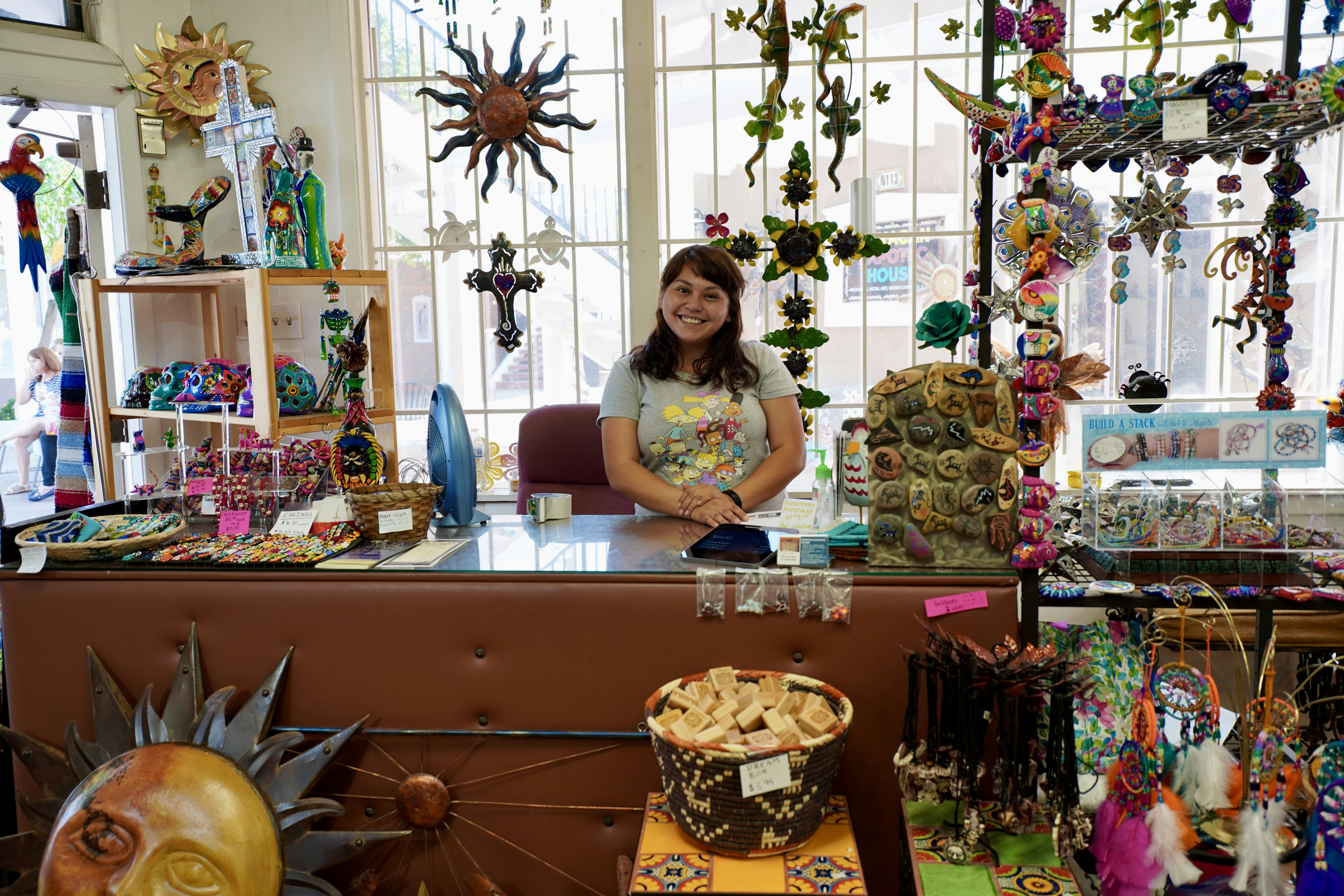 Eine Frau steht hinter einem Tresen in einem Geschäft