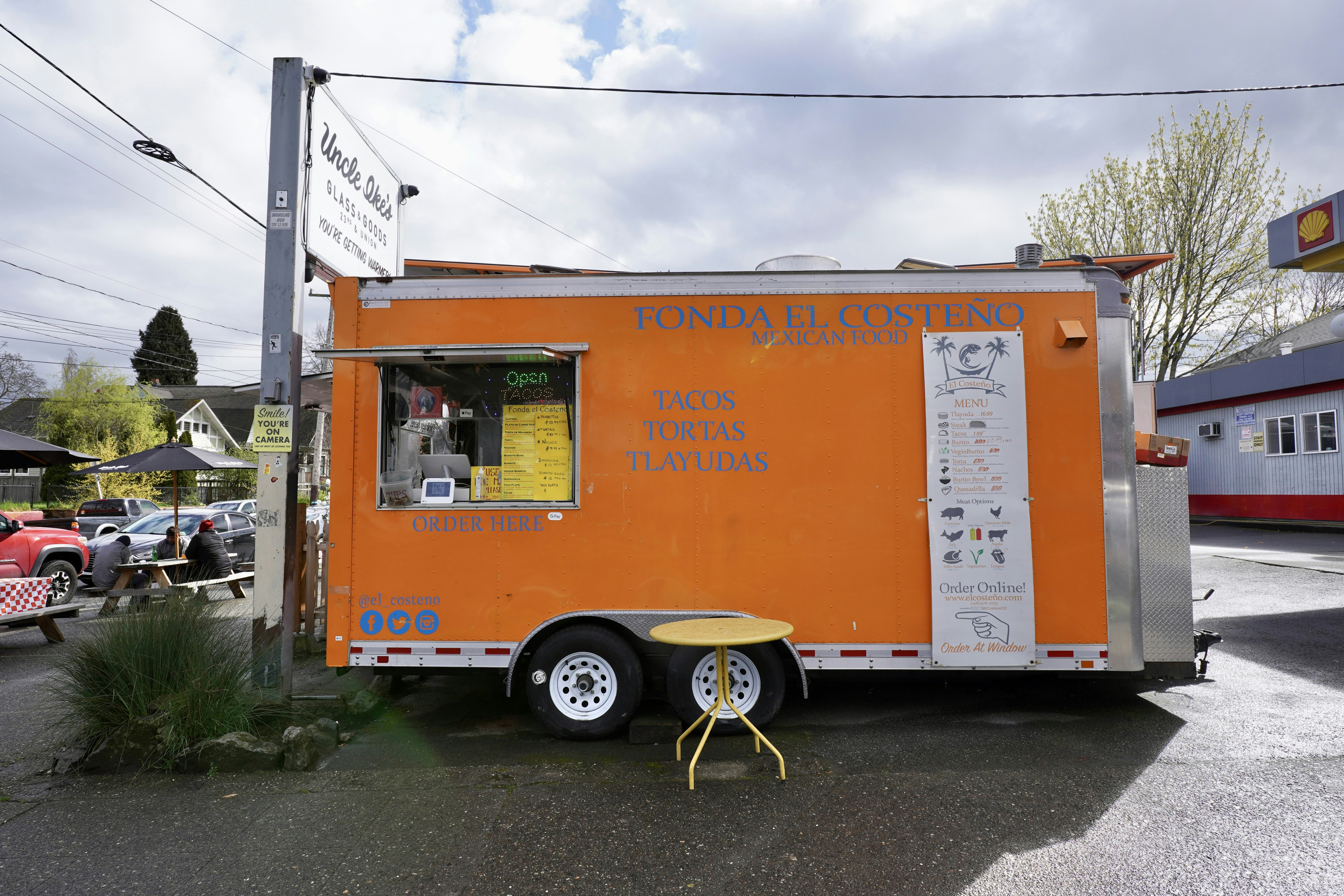 Truk makanan oranye diparkir di tempat parkir