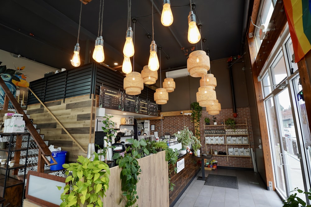 a bunch of lights hanging from the ceiling of a restaurant