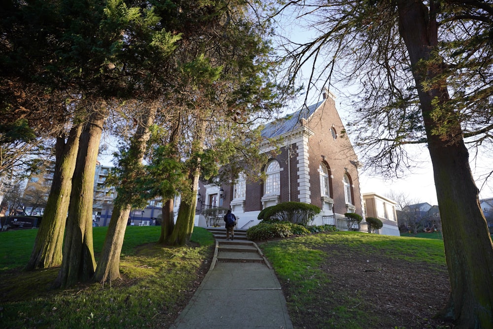 une église avec un clocher entouré d’arbres