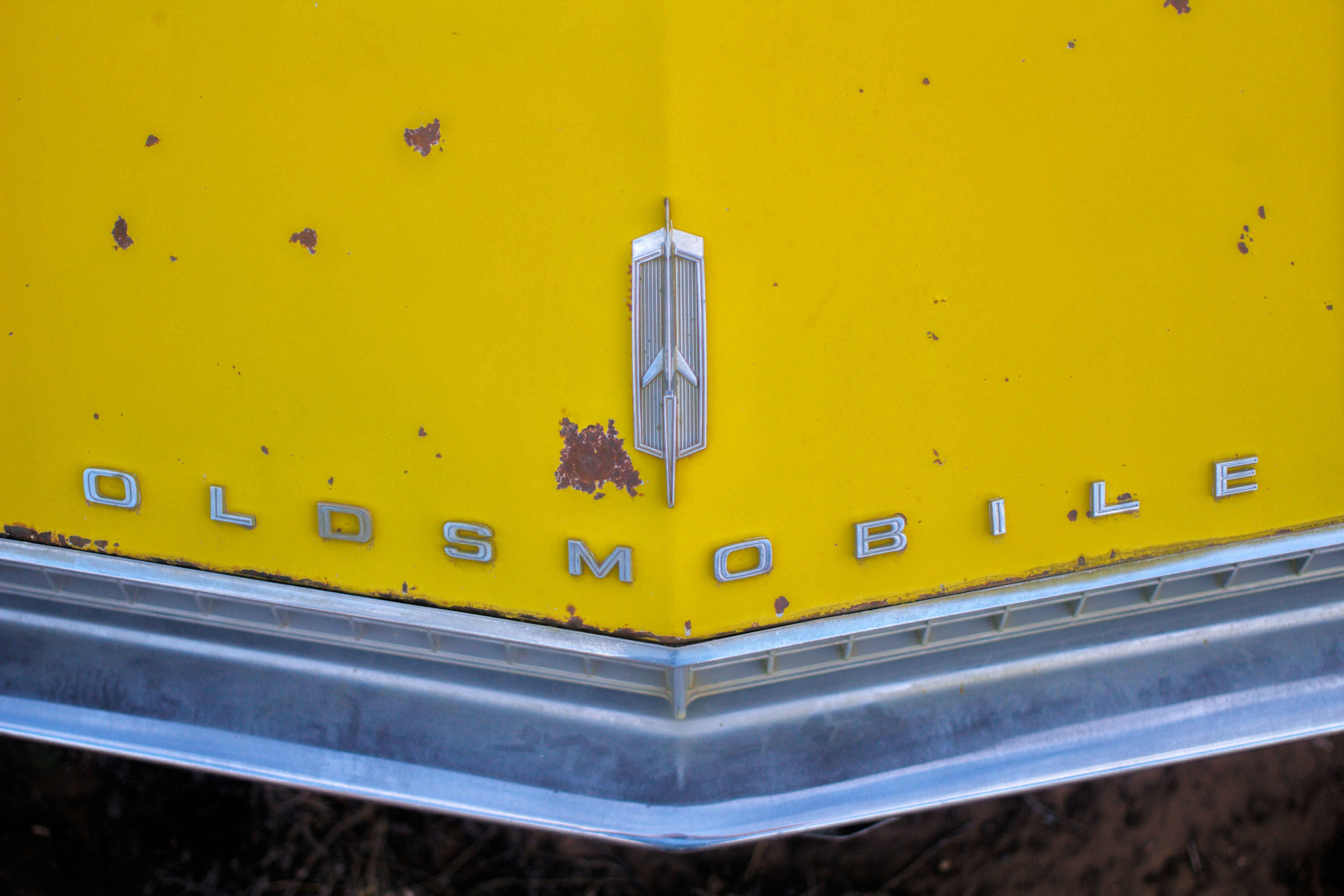 Um Close up Do Emblema Em Um Veiculo Amarelo L4yUGziFcc0