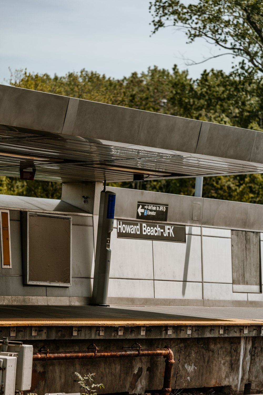 Ein Bahnhof mit einem Schild mit der Aufschrift Howard Beach Park