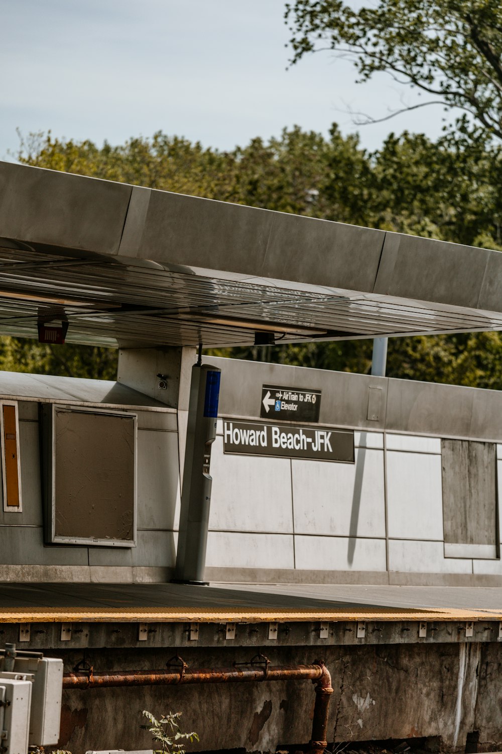 Una estación de tren con un letrero que dice Howard Beach Park