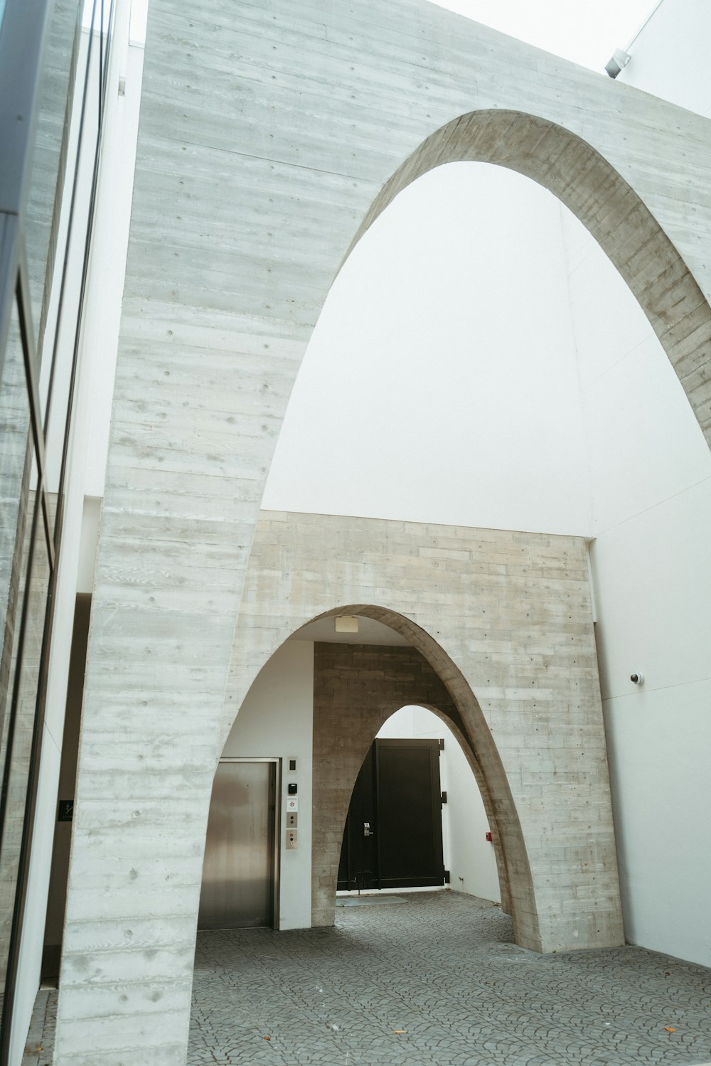 un arco en el costado de un edificio con una puerta