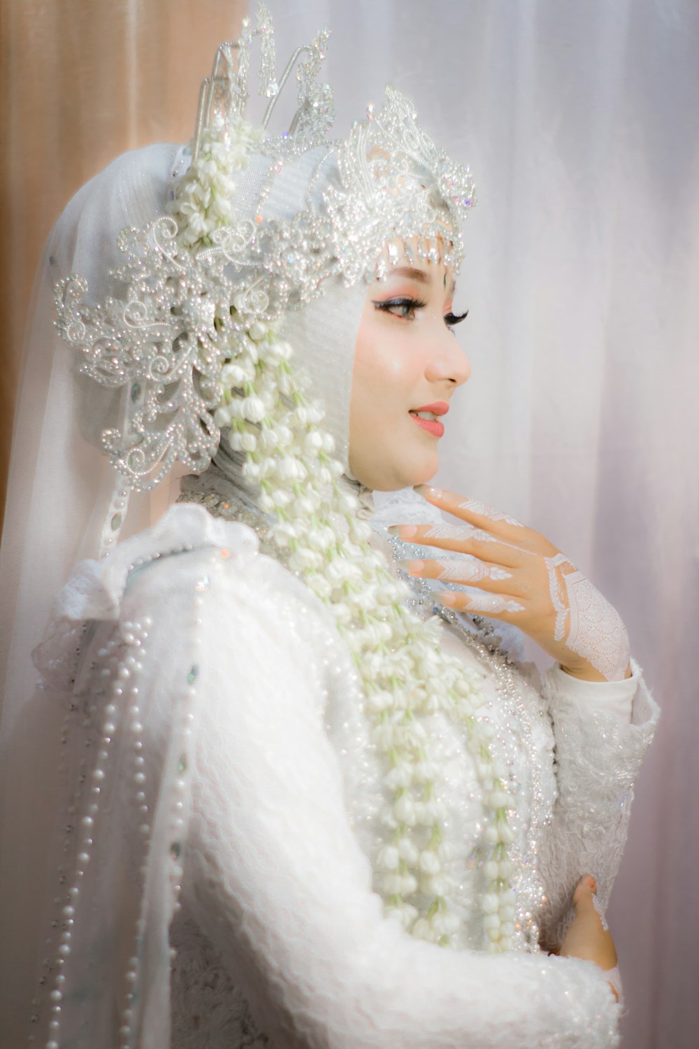 um manequim vestido com um vestido de noiva branco