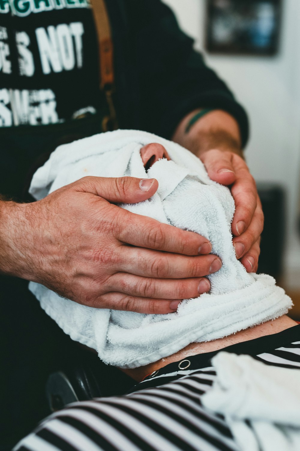 Un homme se fait couper les cheveux par un coiffeur