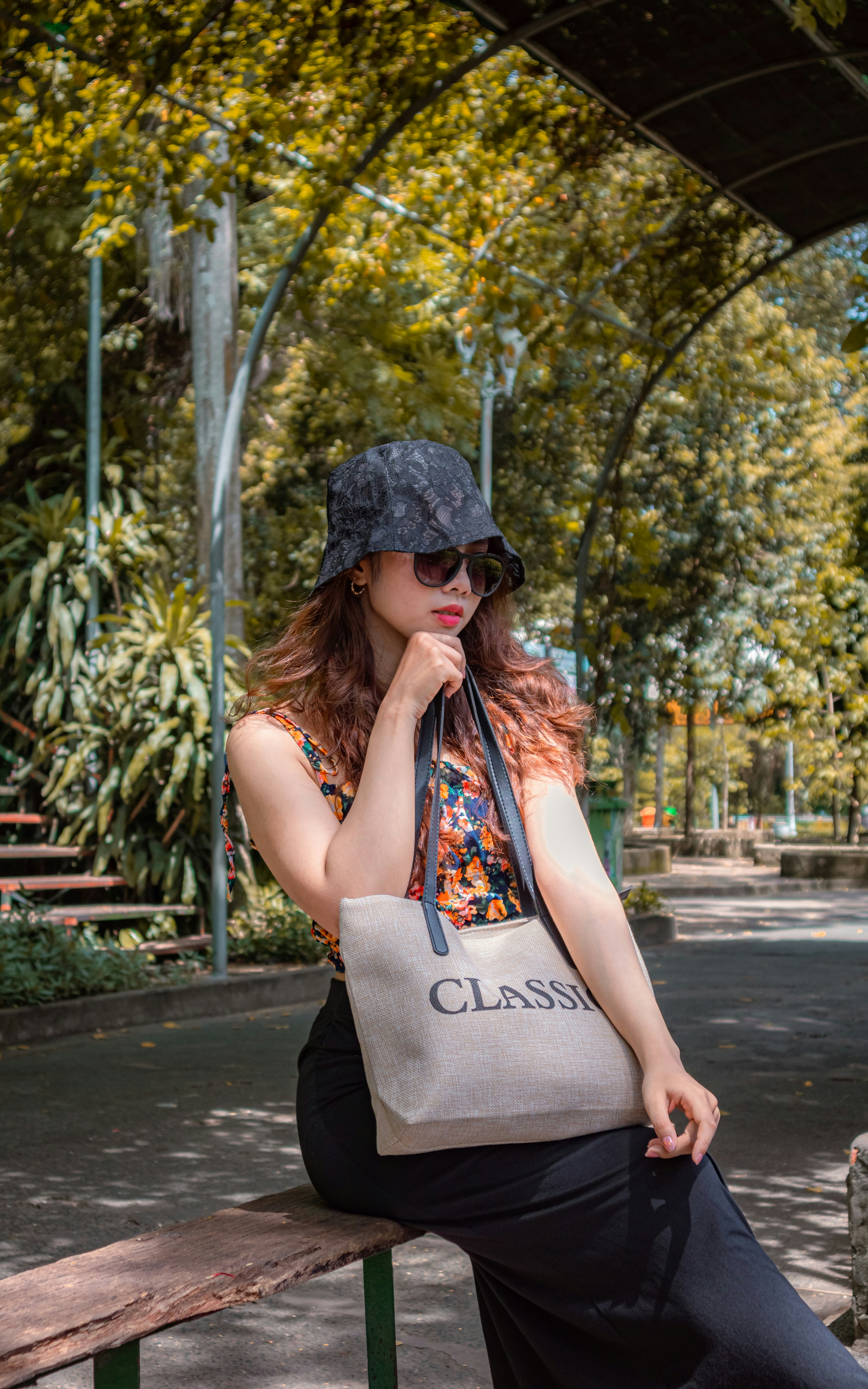 Une femme assise sur un banc tenant un sac à main photo Photo