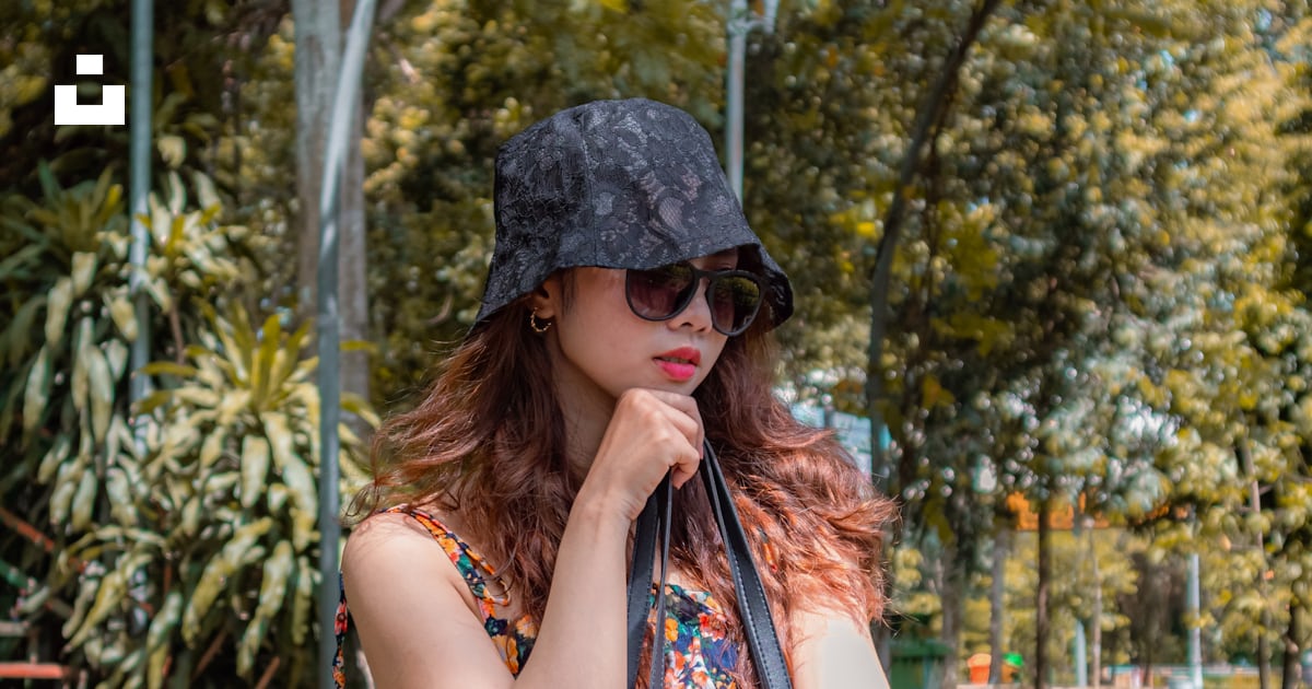 Une femme assise sur un banc tenant un sac à main photo Photo